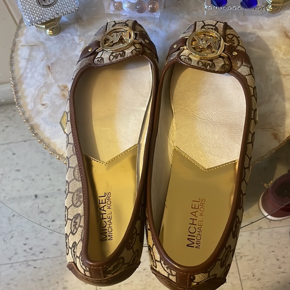 Michael kors flats in great condition only wear them once - Picture 5 of 6